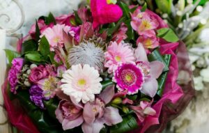 Варианты необычных флористических композиций к празднику 8 марта